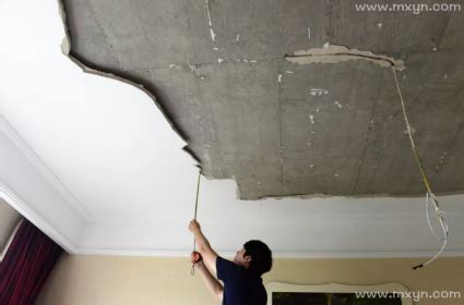 天花板水泥层因潮湿掉落，露出生锈的钢筋，该怎么办？
