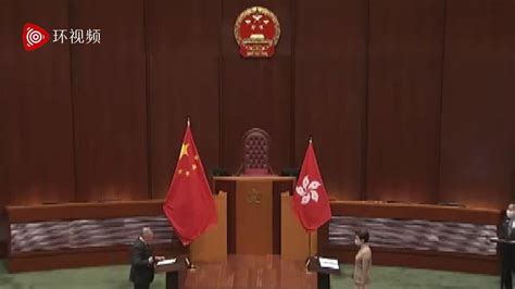 香港立法会新当选议员今宣誓，港媒：国徽国旗区旗同见证，与以往大不同_手机新浪网