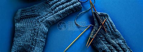用圆形竹针编织袜子的过程高清图片下载-正版图片503979556-摄图网