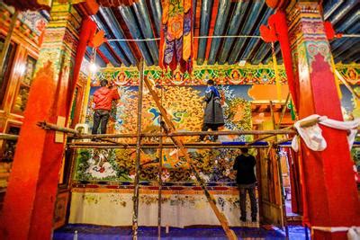 西藏昌都博物馆起个范儿 捧书阅读、举头观画 - 2016西藏昌都文化艺术节 - 东南网