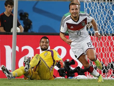 马拉多纳：2010年世界杯德国4-0击败阿根廷，梅西在阵雨中哭泣_贝利