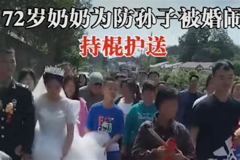 为防孙子新婚被婚闹 72岁奶奶持棍霸气护送——上海热线新闻频道