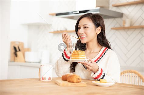 冬季居家女性吃蛋糕面包下午茶高清图片下载-正版图片501539009-摄图网