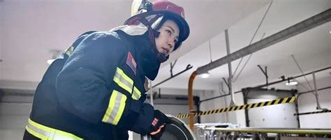上海唯一女消防员是位95后飒妹子！主动申请到一线锻炼，铿锵玫瑰绽放在火场！|消防员|火场|救援_新浪新闻