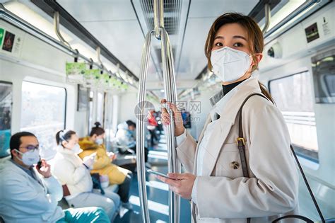城市戴口罩的年轻女人乘坐地铁高清图片下载-正版图片501905442-摄图网
