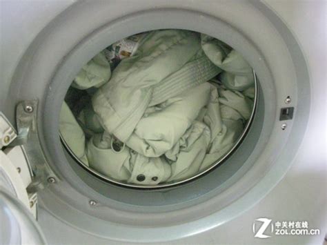 羽绒服可以用洗衣机洗吗？怎么洗才干净？教你一招：干净如新！_衣物清洁_什么值得买