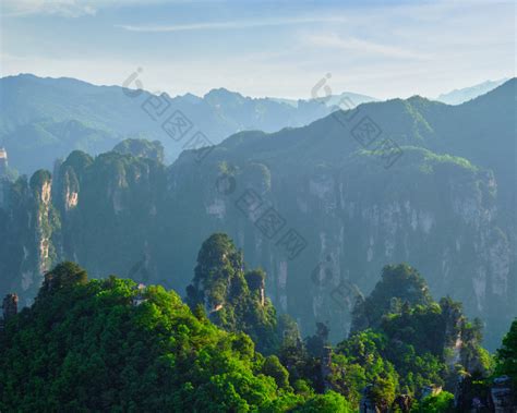 张家界山峰阳光片图片-包图网