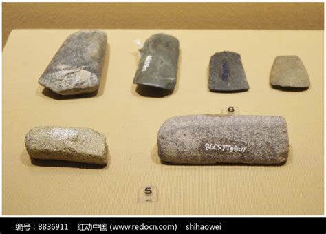新石器时代的穿孔石锛，距今约4000年，新时期时代的生产工具