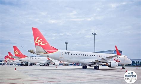 国产支线客机ARJ21翱翔在云南天空，拉开西南地区航线演示飞行帷幕
