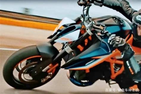 全新超级公爵KTM 1290 Super Duke R静态全貌和动态测试图片曝光-摩托新闻-春风行摩托车之家