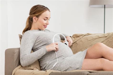 孕妇图片-孕妇给胎儿戴耳机听音乐素材-高清图片-摄影照片-寻图免费打包下载
