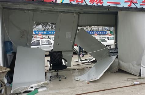 成都司机疑将油门当刹车 试驾时撞进店铺伤2人-搜狐新闻