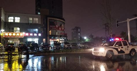邢台123：这个时刻看出邢台的警察是在真的为人民的，八级大风，暴雨瓢泼，没有任何防雨措施徒手清除障碍