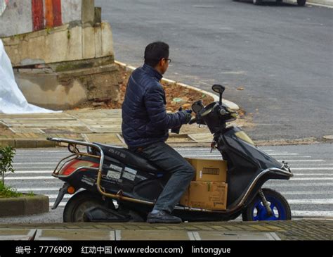 骑电瓶车的商务男青年使用手机高清图片下载-正版图片502379548-摄图网