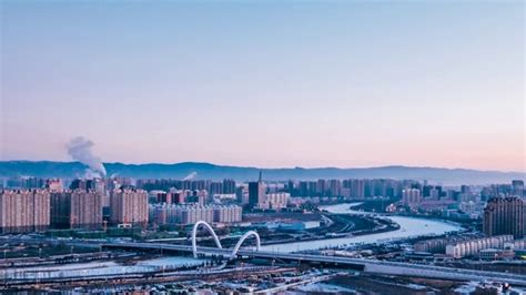 中国内蒙古呼和浩特敕勒川大桥和城市天际线日转夜延时摄影视频素材_ID:VCG2219010764-VCG.COM