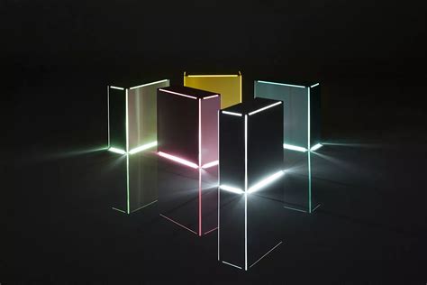 Minimalux一个折叠的钢盒子里装着一盏普通的紧凑型荧光灯 - 普象网