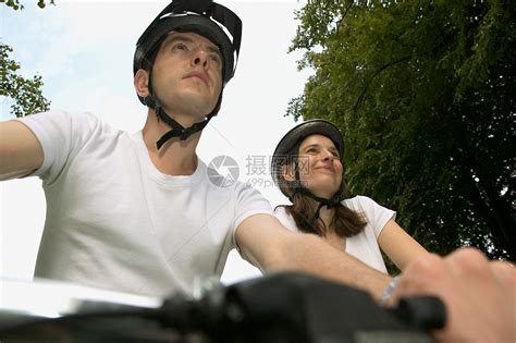 在公园里骑车的一对夫妇高清图片下载-正版图片501471696-摄图网