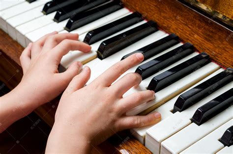 弹钢琴的儿童手高清摄影大图-千库网