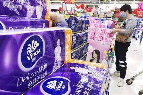 在新加坡卖纸巾一天可以赚最多500新币！|行乞_新浪新闻