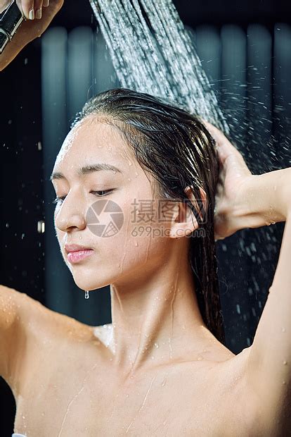 淋浴的年轻女人高清图片下载-正版图片507646611-摄图网