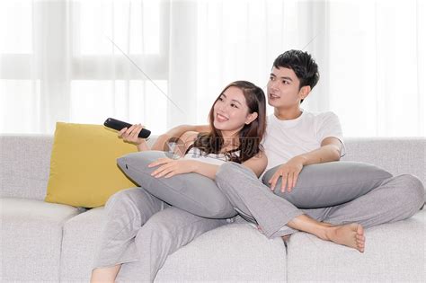 情侣在客厅沙发放松休闲看电视高清图片下载-正版图片500610002-摄图网