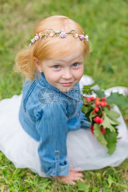 一个可爱的炙手可热的小女孩在大自然中的肖像一个带着甜美笑容的漂亮红发儿童的画像迷高清图片下载-正版图片507312894-摄图网