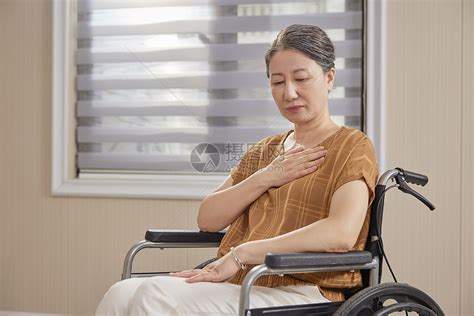 坐在轮椅上行动不便的老年女性高清图片下载-正版图片507719062-摄图网