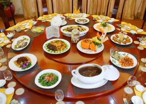 广东江门乡村美食，五洞村牛肉火锅，坐满百张餐桌，阿星吃菠萝包