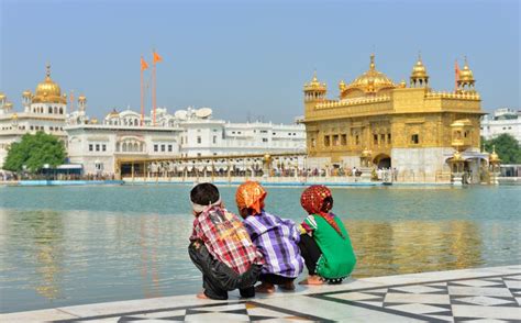 Young Boys, Das Im Goldenen Tempel, Amritsar Hockt Redaktionelles ...