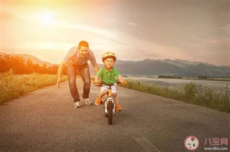 在夏日公园骑自行车的小男孩和高清图片下载-正版图片503542157-摄图网