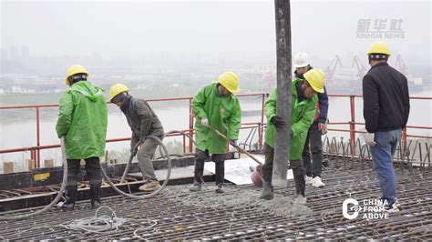 安徽：马鞍山公铁长江大桥南主塔下横梁第一层混凝土开始浇筑-人民图片网