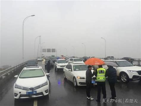 二七长江大桥发生多起追尾事故 近20辆车先后相撞_手机新浪网