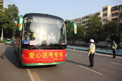 上海一司机开公交车坠入河中，网友众说纷纭，官方给出怎样的通报__财经头条