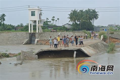 山西晋中：工作人员正加紧抢修被洪水冲毁的昌源河铁路大桥