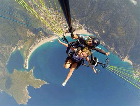 英女孩2000米高空跳伞进行最酷炫自拍_频道_凤凰网