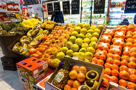 漂亮女人在超市买水果和蔬菜高清图片下载-正版图片503279503-摄图网