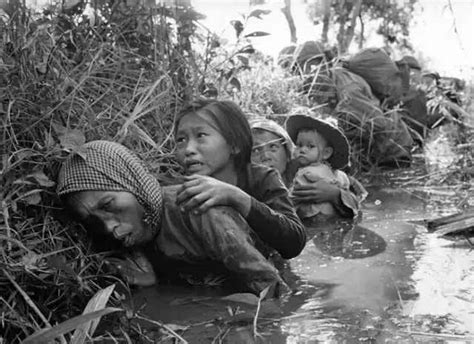 悲伤的越战老照片：女战士被俘虏，命运不在自己手里|俘虏|越战|游击队员_新浪新闻