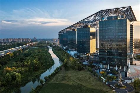 打破“开发商+房东”粗暴运营模式，成功打造松江现代新型科技园区-上海绿亮集团