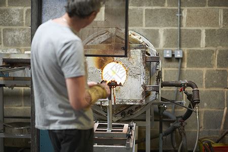 在玻璃工厂使用炉子的工作人员高清图片下载-正版图片501831691-摄图网