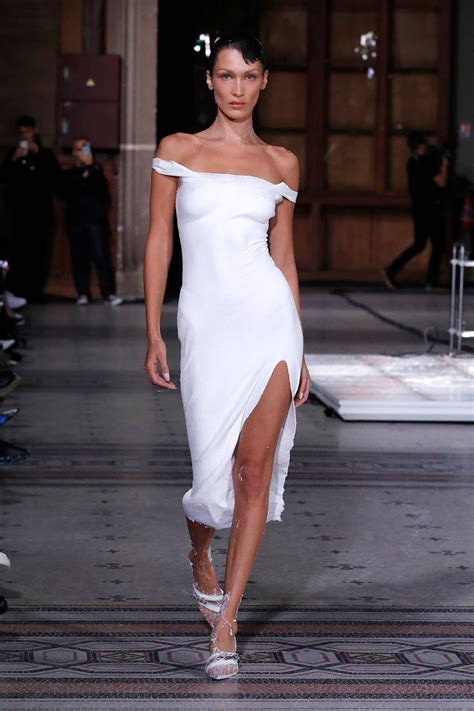 范冰冰3D裙惊艳全场，连刘雯也全裸演绎过，这穿了和没穿有什么区别……_时尚_环球网