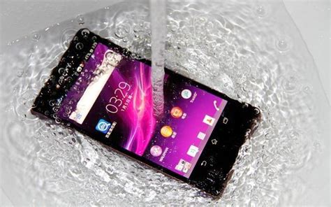 手机进水怎么处理？手机掉水里导致屏幕失灵怎么善后？ - 系统之家
