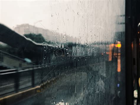 窗外雨夏天窗玻璃上的雨滴高清图片下载-正版图片600155233-摄图网