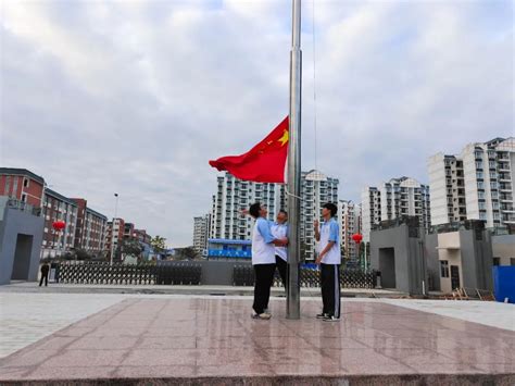 学校举行升国旗仪式庆祝中华人民共和国成立71周年-青岛科技大学高密校区