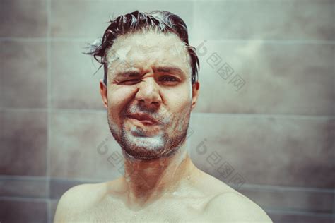浴室里的洗澡男人图片-包图网