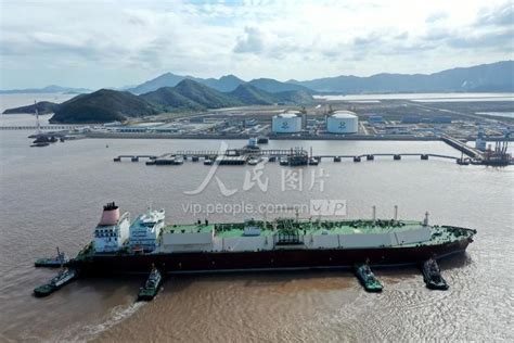 浙江舟山：超大型LNG轮靠泊舟山新奥码头-人民图片网