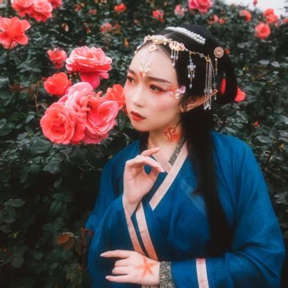 捧花头像古风女生真人版