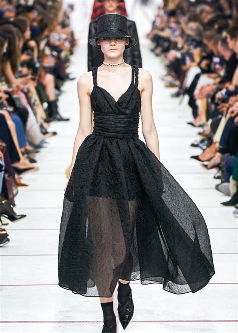 巴黎高定时装周Balmain 2019春夏高定系列这个系列难道是神仙科技感|高定|神仙|科技_新浪新闻
