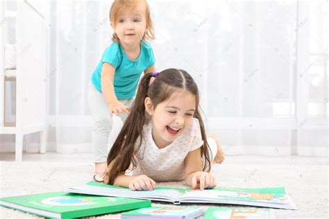 可爱的小女孩与小妹妹在家看书高清摄影大图-千库网
