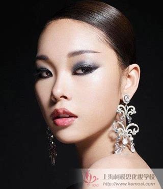 杨幂时尚杂志封面大片，个性张扬而不失优雅，带着无限魅力
