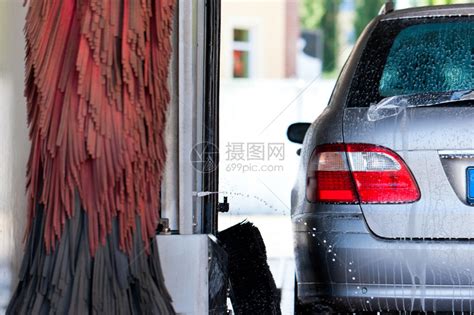 一个男人在洗车场洗车高清图片下载-正版图片503994585-摄图网